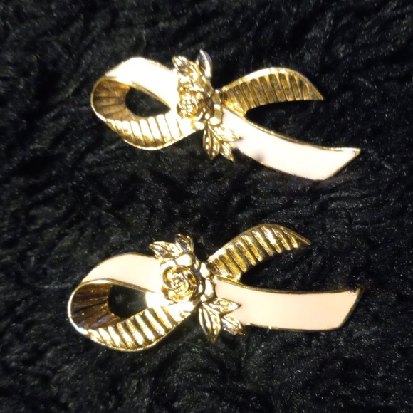 Q-20  brooche lot has 5 ribbon and bows brooches - Picture 4 of 9